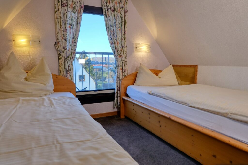 Gästehaus Lehne Ferienwohnung No. 2 - Schlafzimmer mit zwei Einzelbetten