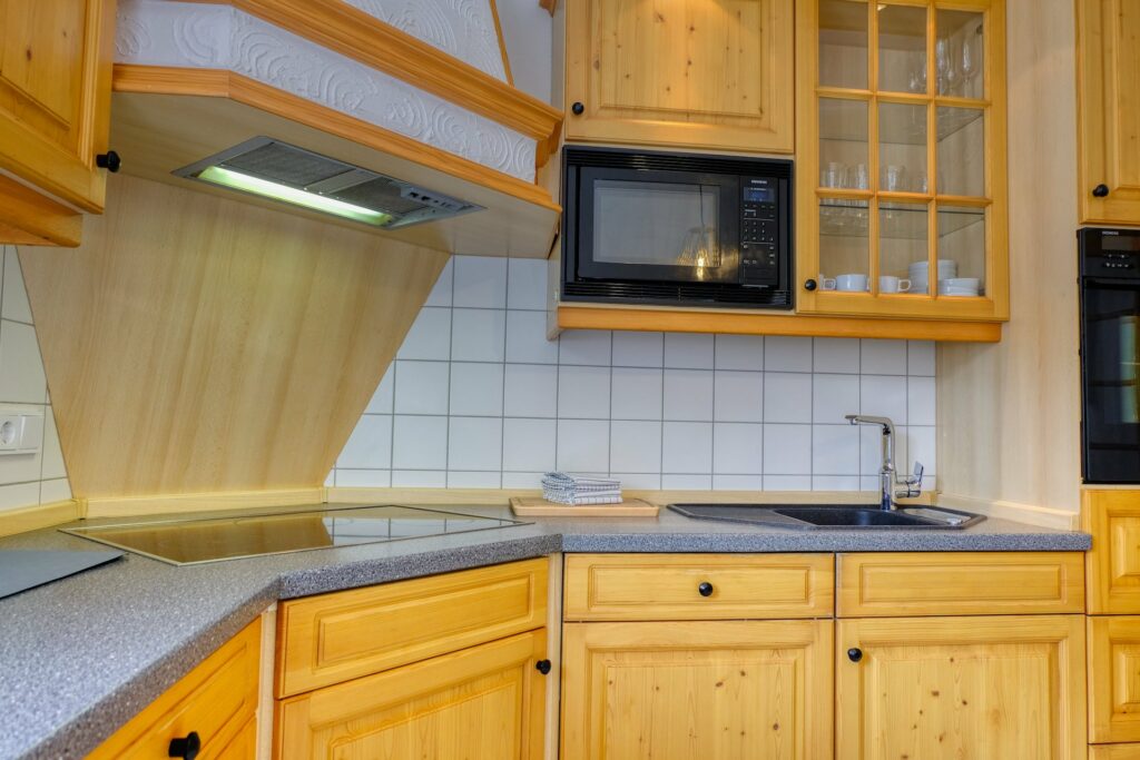 Ferienwohnung No. 5 Gästehaus Lehne - Küchenzeile mit Herd und Dunstabzug