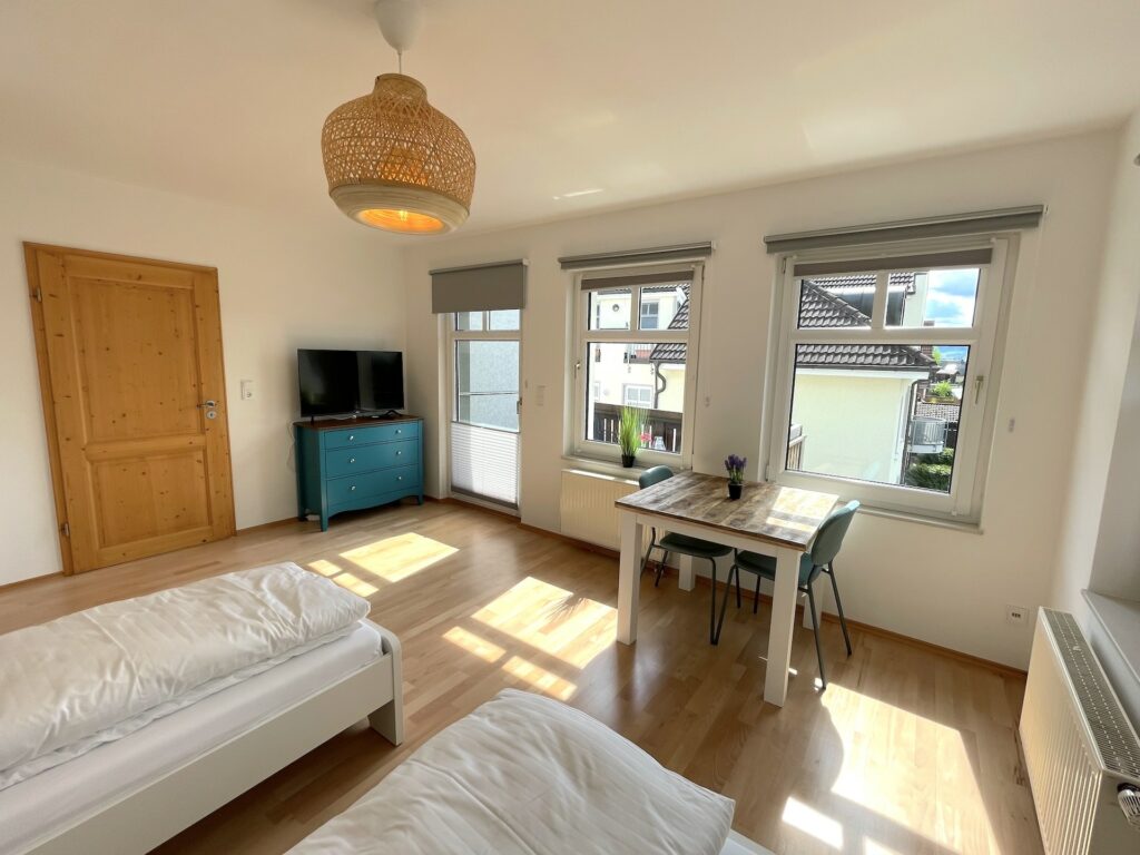 Ferienwohnung No. 5 Gästehaus Lehne - Schlafzimmer 2 mit Balkonzugang