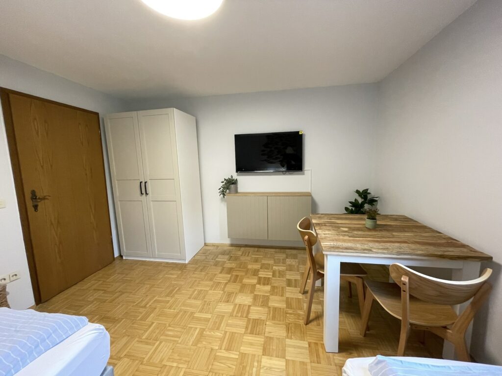 Gästehaus Lehne Ferienwohnung No. 4 - Sitzecke mit TV im großen Schlafzimmer